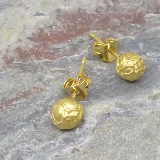 Gilt peppercorn studs