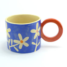 Load image into Gallery viewer, Blue daisy mug