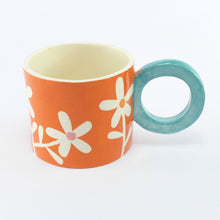 Load image into Gallery viewer, Orange daisy mug
