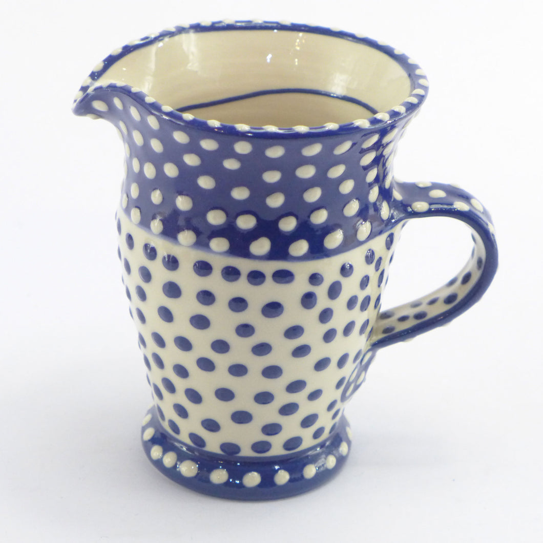 Spotty medium jug blue border