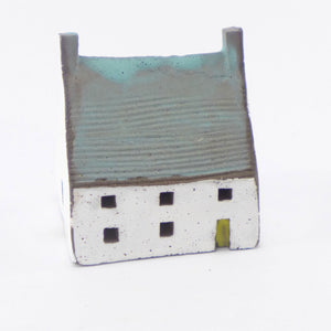 Ceramic house with turquoise roof PM10