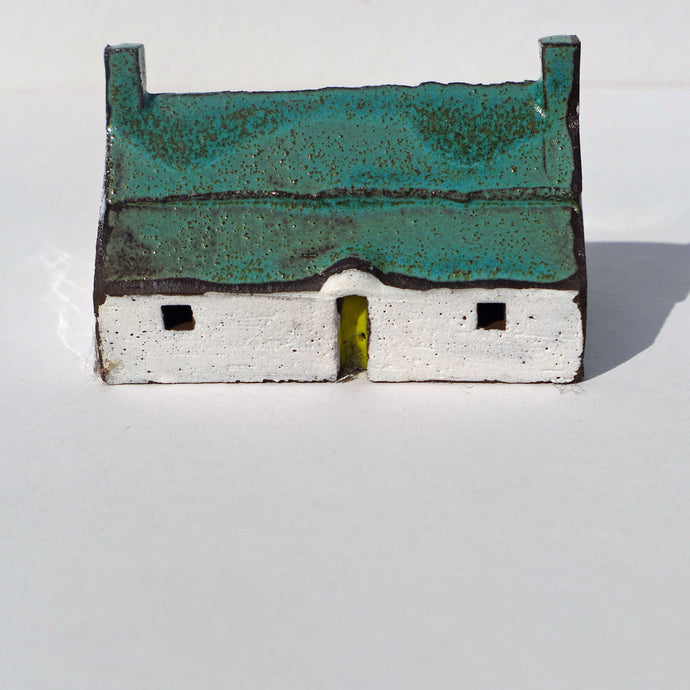 Ceramic low bothy with turquoise roof PMB10