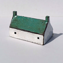 Load image into Gallery viewer, Ceramic low bothy with turquoise roof PMB10