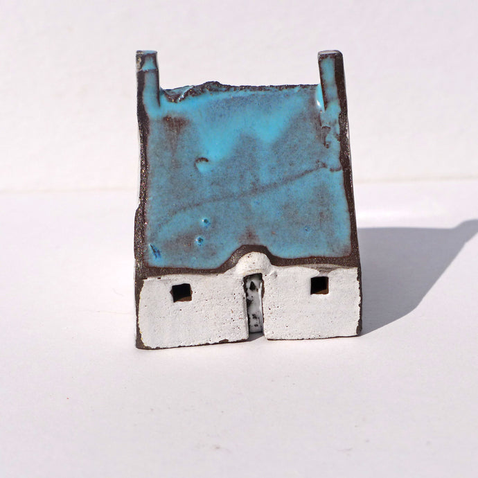 Ceramic bothy with dark turquoise roof PMB02