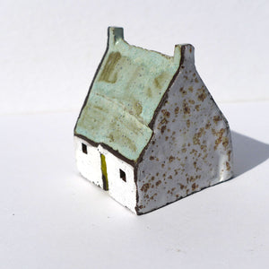 Ceramic bothy with aqua roof PMB03