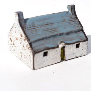 Ceramic low bothy with grey roof PMB05