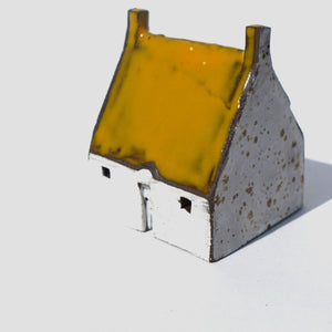 Ceramic bothy with yellow roof PMB8