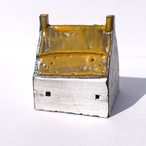 Ceramic bothy with yellow roof PMB8