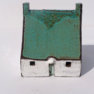 Ceramic bothy with shiny turquise roof PMB9