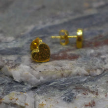 Load image into Gallery viewer, Gilt heart studs