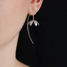 Load image into Gallery viewer, GCE1 Silver long daisy earrings